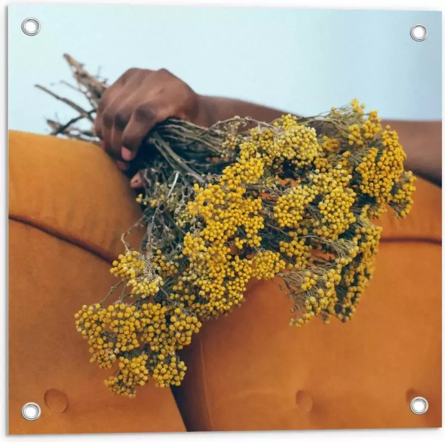 KuijsFotoprint Tuinposter – Geel Bloemboeket bij Oranje Bank 50x50cm Foto op Tuinposter (wanddecoratie voor buiten en binnen)