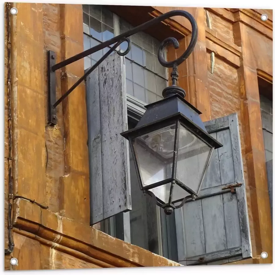 KuijsFotoprint Tuinposter – Lamp aan de Buitenkant van Huis 80x80cm Foto op Tuinposter (wanddecoratie voor buiten en binnen)