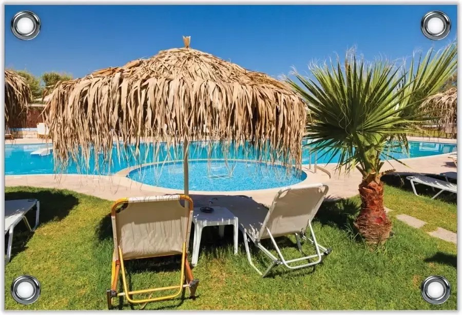 KuijsFotoprint Tuinposter –Lig Bedden onder Parasol aan Zwembad– 60x40 Foto op Tuinposter (wanddecoratie voor buiten en binnen)