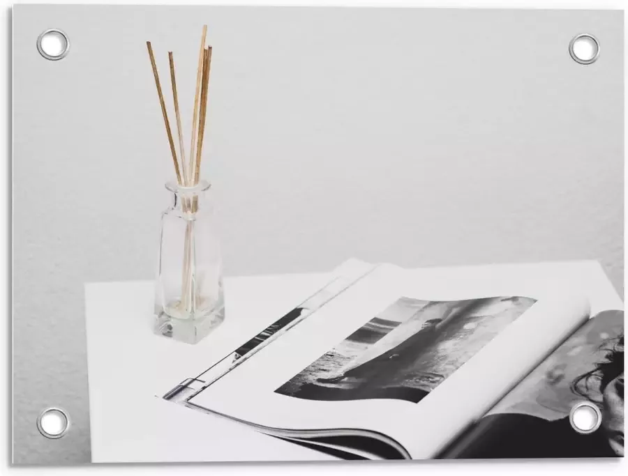 KuijsFotoprint Tuinposter – Magazine Op een Witte Tafel Met Geurstokjes 40x30cm Foto op Tuinposter (wanddecoratie voor buiten en binnen)