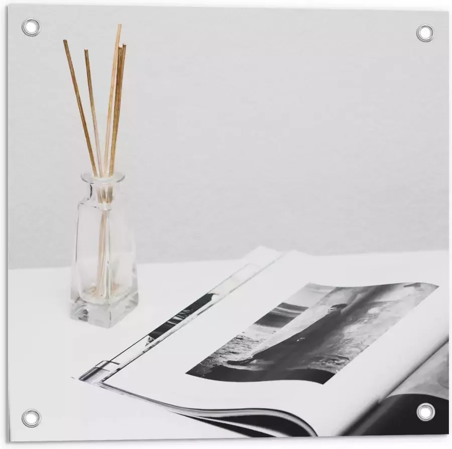 KuijsFotoprint Tuinposter – Magazine Op een Witte Tafel Met Geurstokjes 50x50cm Foto op Tuinposter (wanddecoratie voor buiten en binnen)