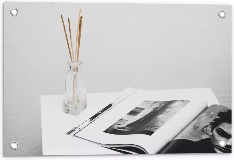 KuijsFotoprint Tuinposter – Magazine Op een Witte Tafel Met Geurstokjes 60x40cm Foto op Tuinposter (wanddecoratie voor buiten en binnen)