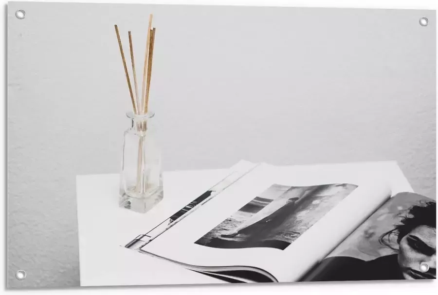 KuijsFotoprint Tuinposter – Magazine Op een Witte Tafel Met Geurstokjes 90x60cm Foto op Tuinposter (wanddecoratie voor buiten en binnen)