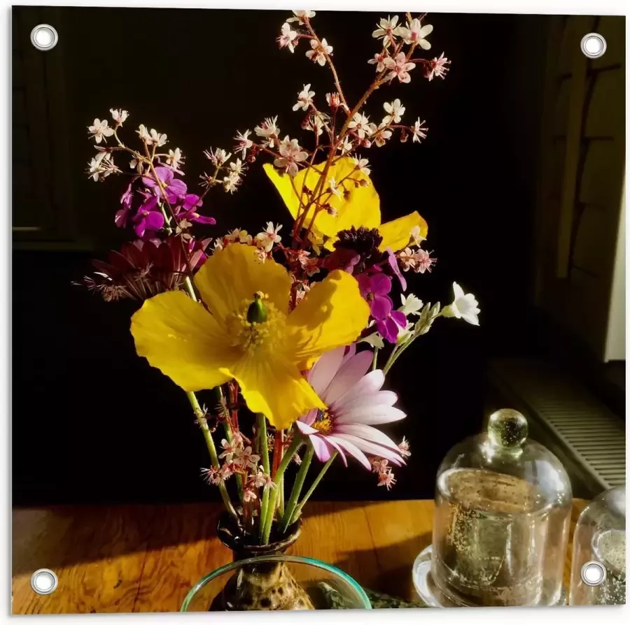 KuijsFotoprint Tuinposter – Paars Geel Bloemboeket op Salontafel 50x50cm Foto op Tuinposter (wanddecoratie voor buiten en binnen)