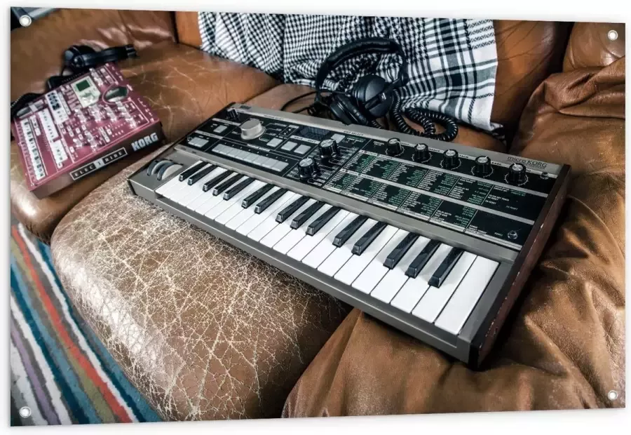 KuijsFotoprint Tuinposter – Piano liggend op Bank 120x80cm Foto op Tuinposter (wanddecoratie voor buiten en binnen)