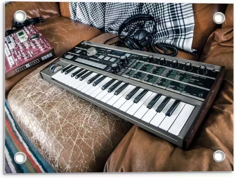 KuijsFotoprint Tuinposter – Piano liggend op Bank 40x30cm Foto op Tuinposter (wanddecoratie voor buiten en binnen)