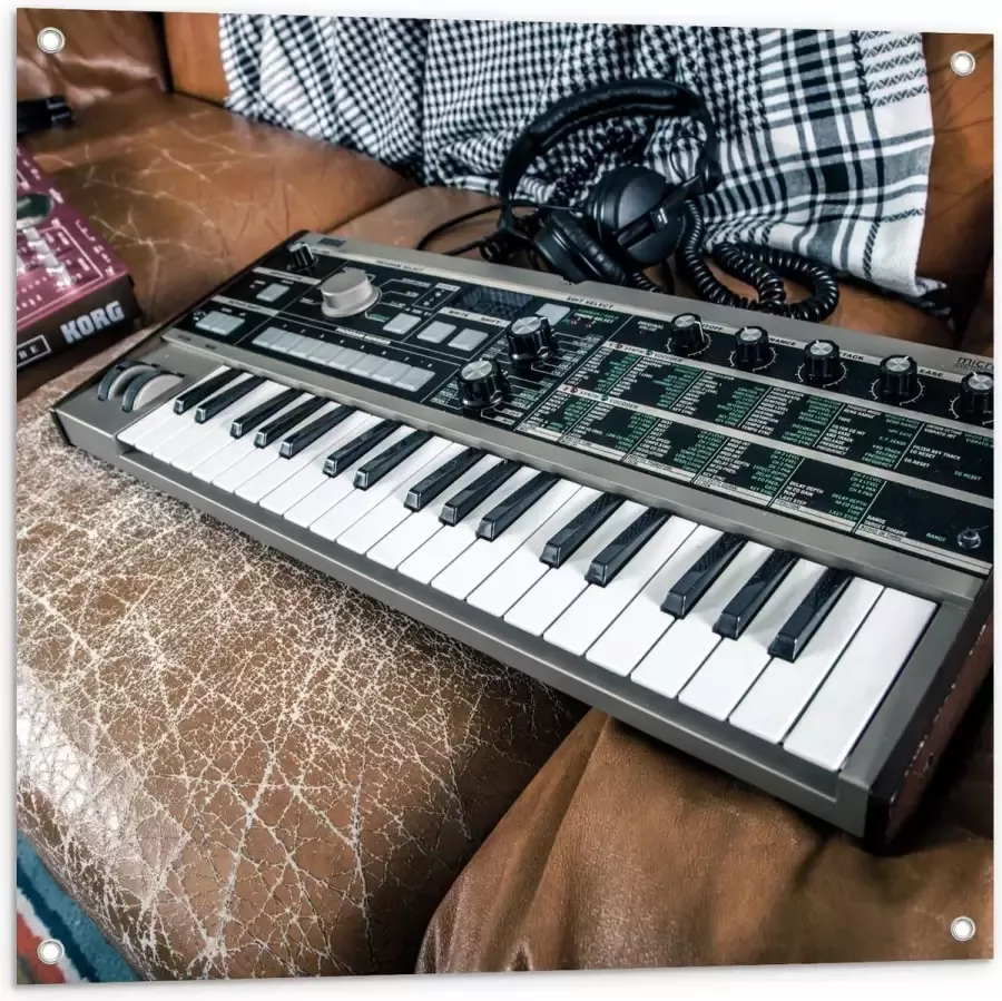 KuijsFotoprint Tuinposter – Piano liggend op Bank 80x80cm Foto op Tuinposter (wanddecoratie voor buiten en binnen)