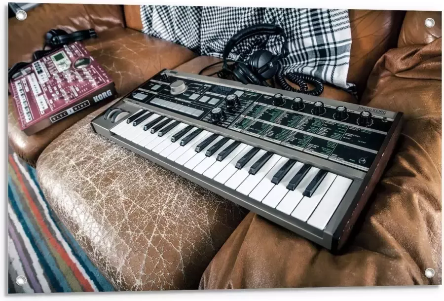 KuijsFotoprint Tuinposter – Piano liggend op Bank 90x60cm Foto op Tuinposter (wanddecoratie voor buiten en binnen)