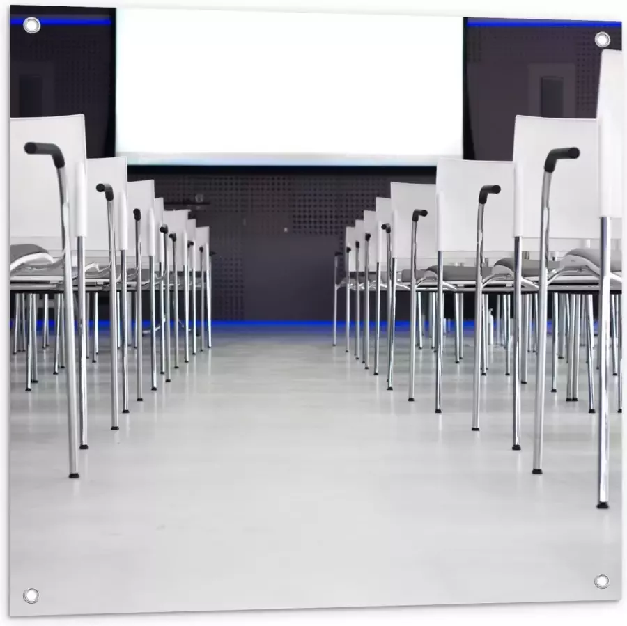 KuijsFotoprint Tuinposter – Witte Rij Stoelen 80x80cm Foto op Tuinposter (wanddecoratie voor buiten en binnen)