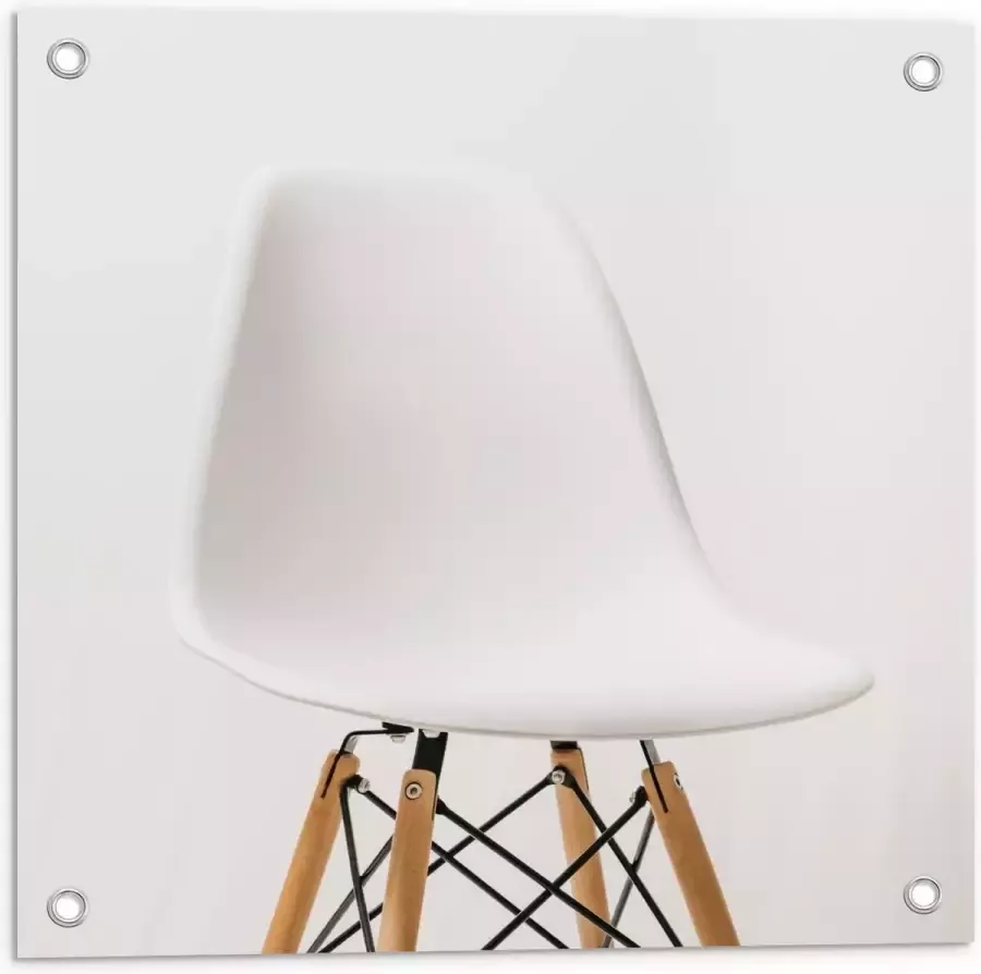 KuijsFotoprint Tuinposter – Witte Stoel tegen Witte Achtergrond 50x50cm Foto op Tuinposter (wanddecoratie voor buiten en binnen)