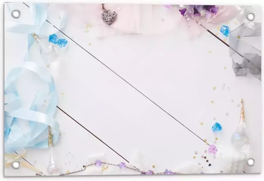 KuijsFotoprint Tuinposter – Witte Tafel met Lintjes en Spullen 60x40cm Foto op Tuinposter (wanddecoratie voor buiten en binnen)