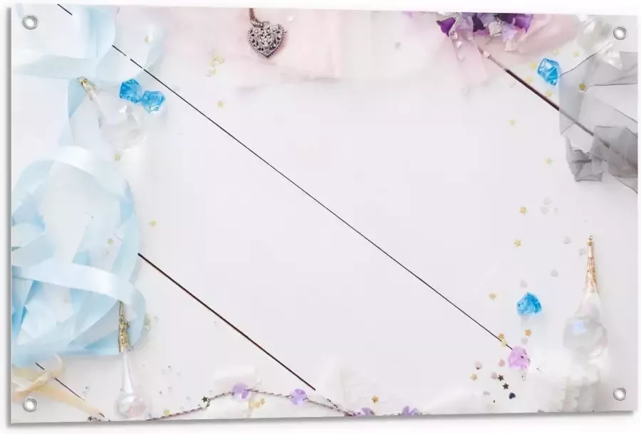 KuijsFotoprint Tuinposter – Witte Tafel met Lintjes en Spullen 90x60cm Foto op Tuinposter (wanddecoratie voor buiten en binnen)