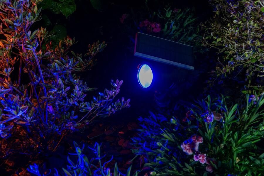 Ledvance SMART+ outdoor Bluetooth solar spike Spot met verstelbare witte (3000K-6500K) + kleur licht bruikbaar zonder stroom tot acht uur brandduur IP44 bescherming zwart