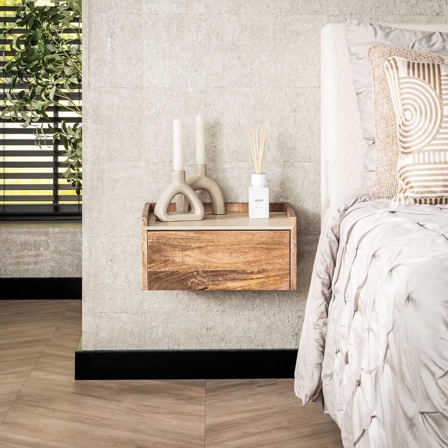LifestyleFurn Zwevend Nachtkastje Beckie Mangohout en travertinlook Met 1 lade Massief mango zandkleur