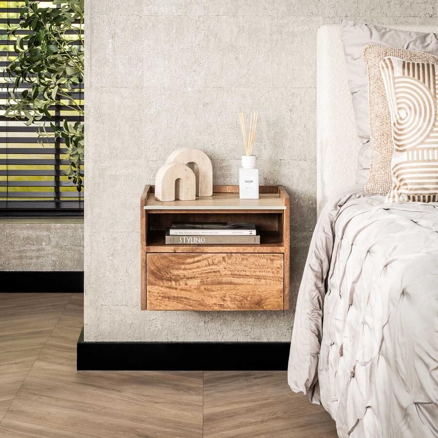 LifestyleFurn Hangend Nachtkastje Beckie Mangohout en travertinlook Met open vak en 1 lade Massief mango zandkleur