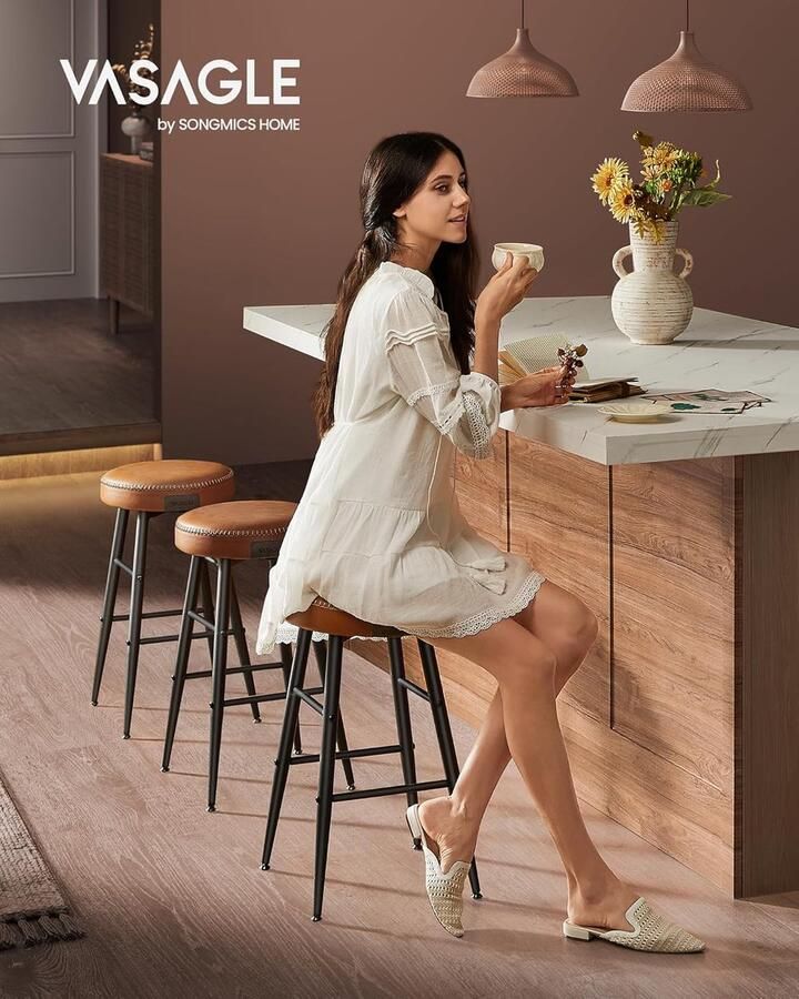 Little Stuff VASAGLE EKHO Collectie Barkruk set van 2 keukenstoel hoog PU met stiksels moderne stijl uit het midden van de eeuw zithoogte 63 cm keuken bar eenvoudige montage karamelbruin