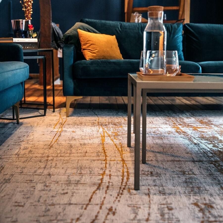 Louise De Poortere The Mad Men Griff Collection Columbus Gold 8419 Louis de Poortere Goud Wit Polyester 200 x 280 cm (L)