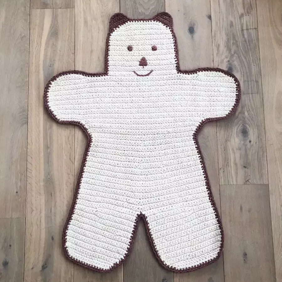 Luna-leena duurzame beren vloerkleed voor een kinderkamer katoen gebroken wit met bruin handgehaakt in Nepal vloerkleed tapijt berenvel speelkleed bear rug carpet
