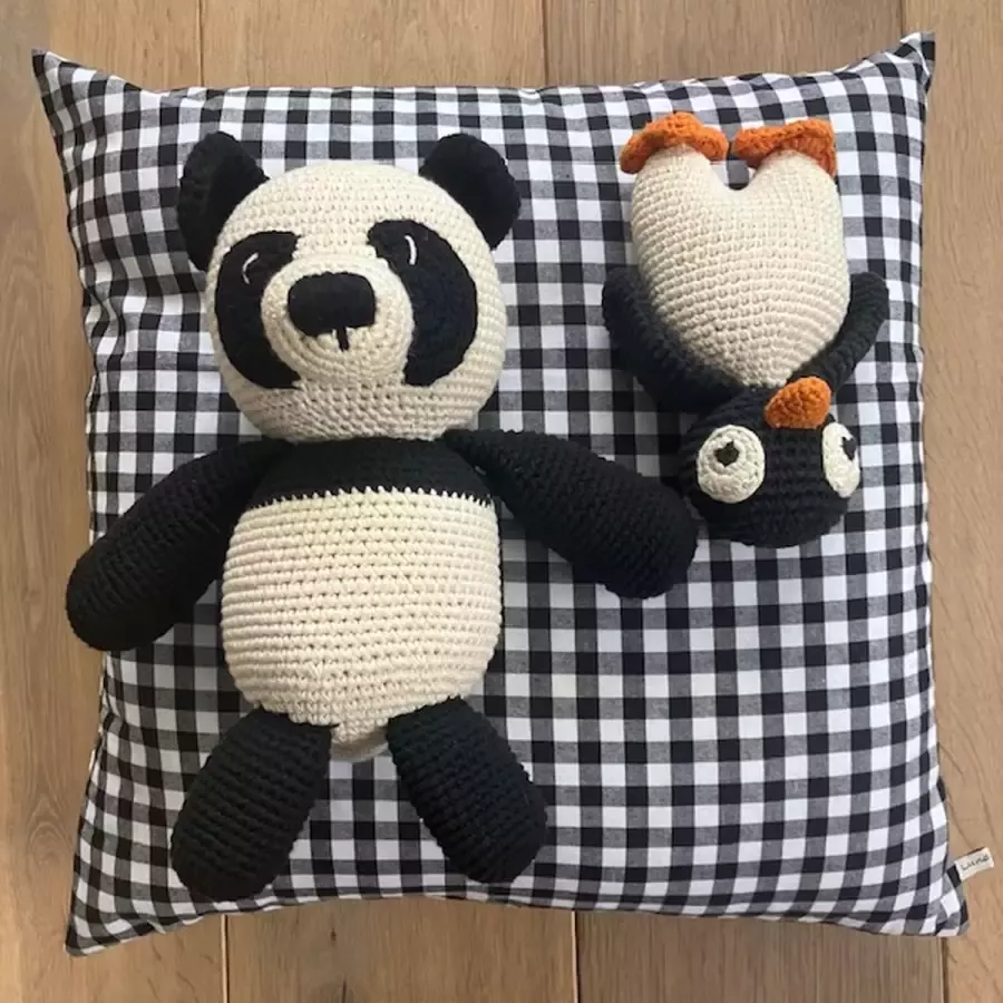 Luna-leena duurzame sierkussen met hartjes print + binnenkussen zwart & wit 45x45cm katoen & gerecycled binnenkussen beide van Oeko-tex handgemaakt in Nepal hearts love black & white kids pillow kinderkamer woonkamer bank kussen