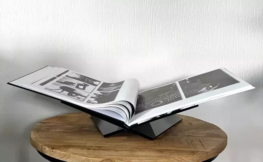 Luxury living Boekensteun Zwart boek kruisstandaard voor koffietafel boek kruis standaard Black Bookstand 30x30cm boekenstandaard Boek Standaard Boekhouder Boek houder Relatie geschenk Perfect Cadeau