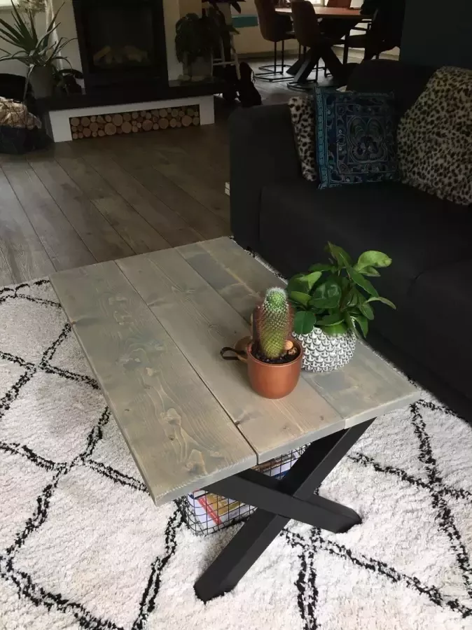 M2-meubels Industriële steigerhouten salontafel kleur Grijs| X-onderstel mat zwart