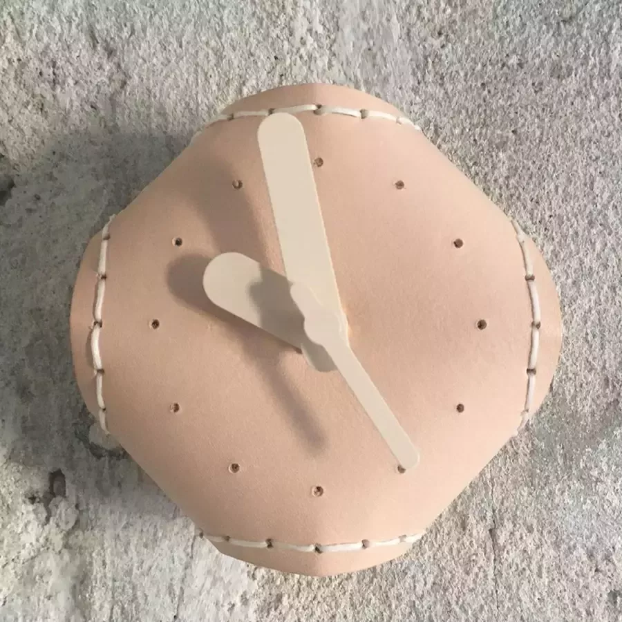 Maarten Baptist Bureau klokje 10 cm handgestikt uit leer