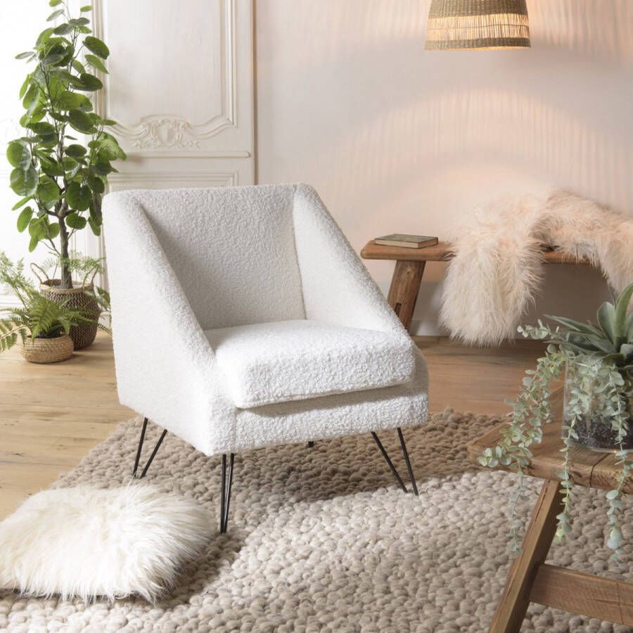 Macabane ALBANE Fauteuil in witte bouclette stof met zwarte metalen pootjes