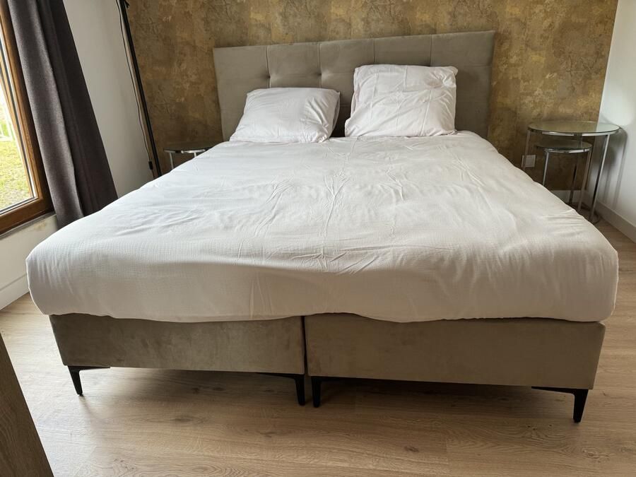 MatexBedding Complete boxspring set Dorian 160x200 beige betaalbare hotel boxspring voor thuis Ultieme luxe gecombineerd met ongekend slaapcomfort orthopedische pocketvering matras tegen rugklachten + 1 koudschuim topper strak meegestoffeerd hoofdbord