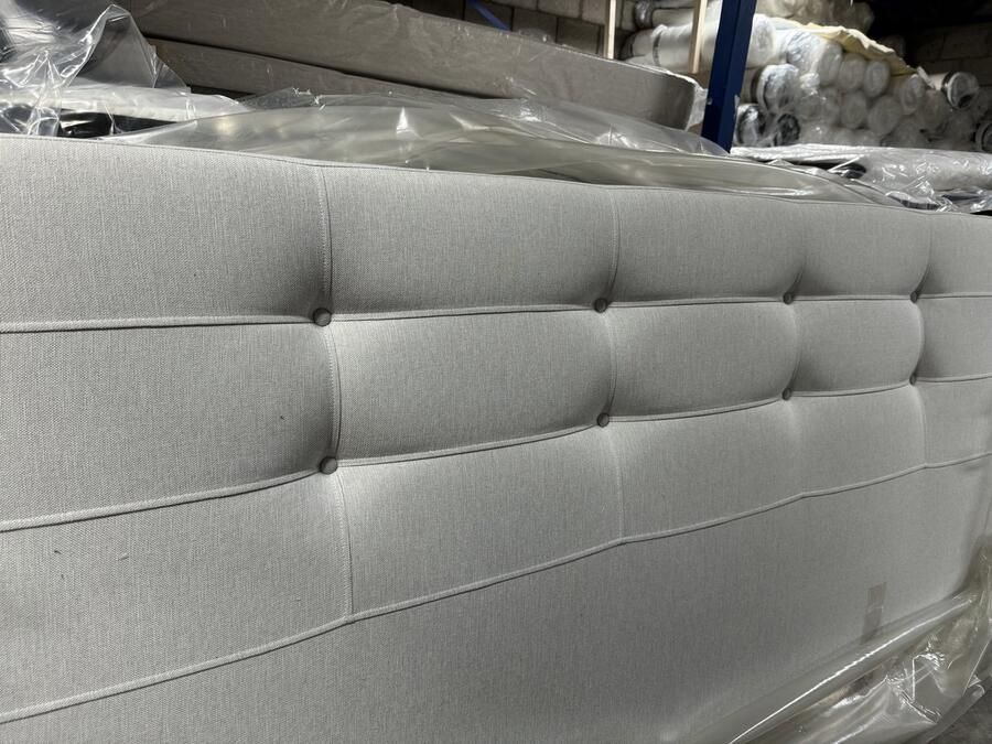 MatexBedding Complete boxspring set Knopen 180x200 LICHT GRIJS betaalbare hotel boxspring voor thuis Ultieme luxe gecombineerd met ongekend slaapcomfort orthopedische pocketvering matras tegen rugklachten + koudschuim topper meegestoffeerd hoofdbord