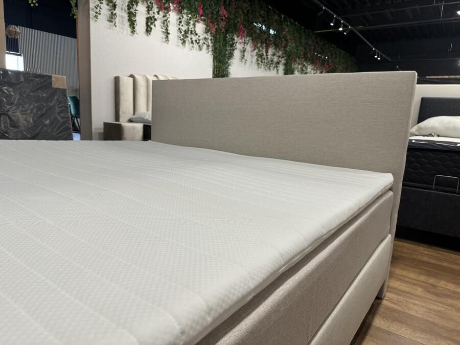 MatexBedding Complete boxspring set Magic 140x210 beige betaalbare hotel boxspring voor thuis Ultieme luxe gecombineerd met ongekend slaapcomfort orthopedische pocketvering matras tegen rugklachten + 1 koudschuim topper strak meegestoffeerd hoofdbord