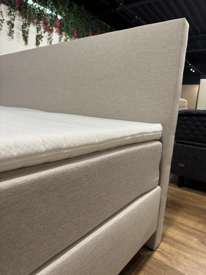 MatexBedding Complete boxspring set Magic 140x200 beige betaalbare hotel boxspring voor thuis Ultieme luxe gecombineerd met ongekend slaapcomfort orthopedische pocketvering matras tegen rugklachten + 1 koudschuim topper strak meegestoffeerd hoofdbord