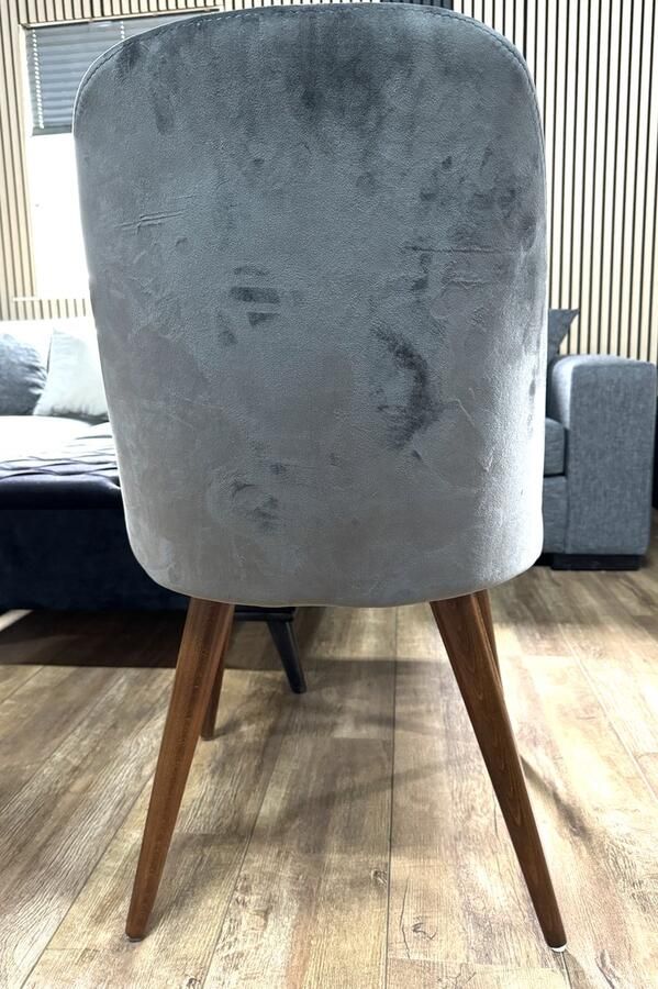 MatexBedding eetkamer stoel Solen grijs tijdloos design fluweel zachte zitting houten poten