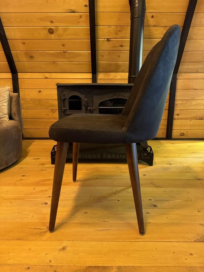 MatexBedding eetkamer stoel Solen zwart tijdloos design zachte stoere kunstleren zitting houten poten