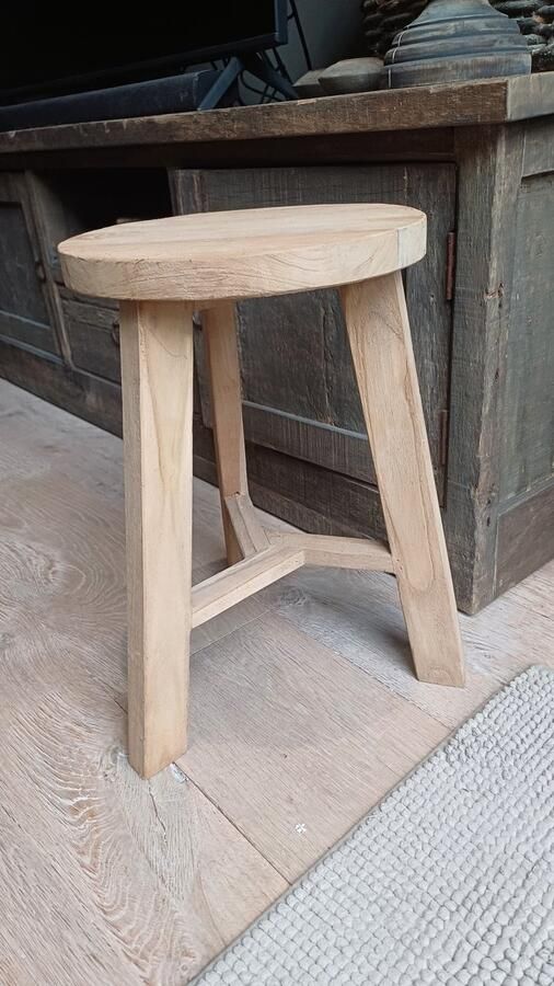 'merkloos'' krukje landelijk rond met 3 poot teakhout robuust