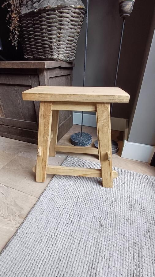 Merkloos landelijk krukje met leuk onderstel