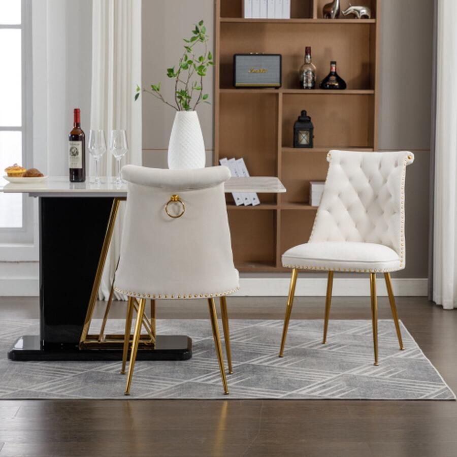 Merlooks Een set van twee zeer zachte fluwelen stoelen met een licht gestoffeerde rug en goudkleurige metalen poten Moderne en opvallende stoelen worden gebruikt in woon en eetkamers Beige