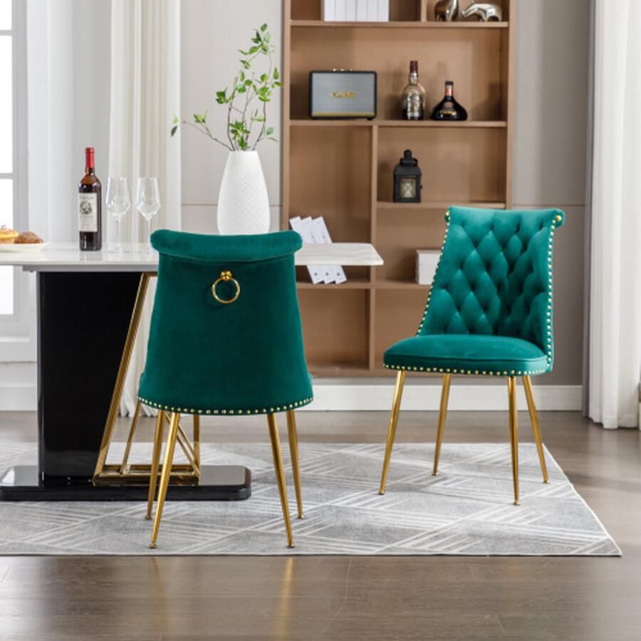 Merlooks Een set van twee zeer zachte fluwelen stoelen met een licht gestoffeerde rug en goudkleurige metalen poten Moderne en opvallende stoelen worden gebruikt in woon en eetkamers Groen