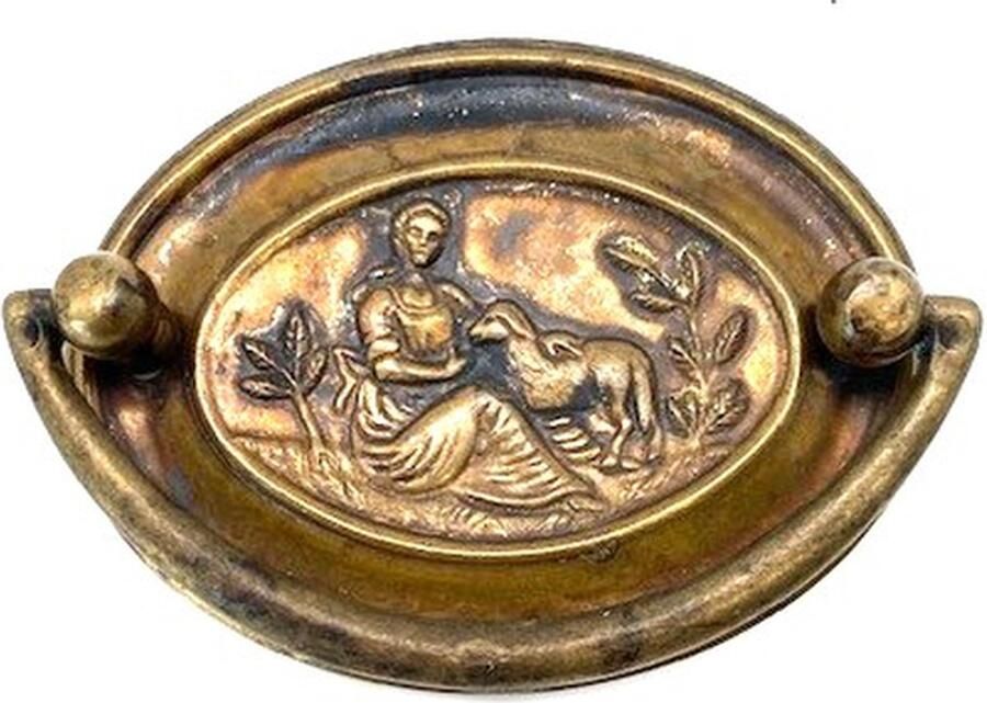 Metal Style Ladegreep Messing antiek ovaal Meisje met Hond 80x60mm