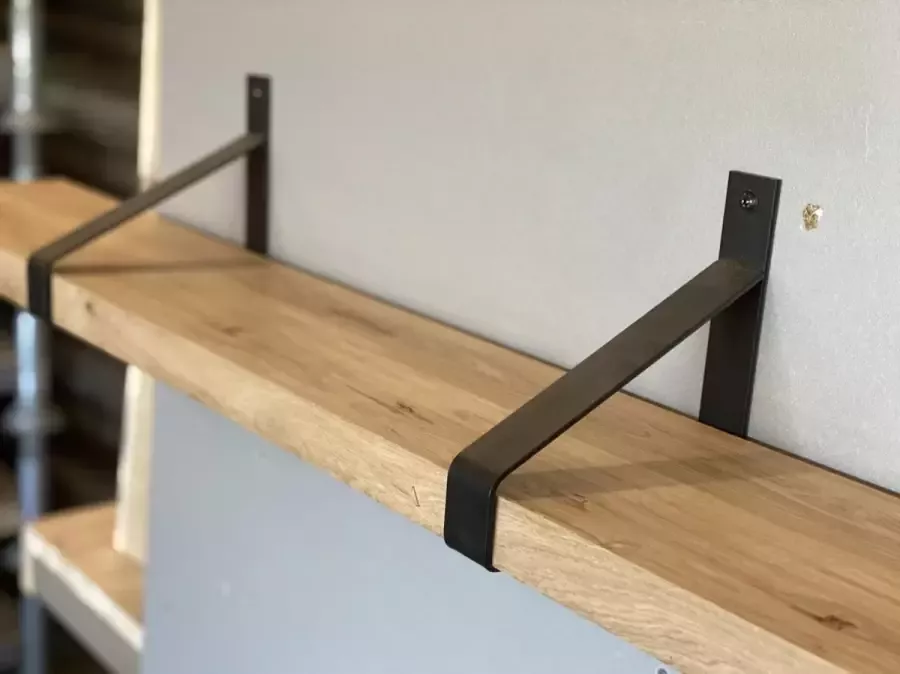 Meubelidee massief eiken wandplank 80cm industriële wanddragers