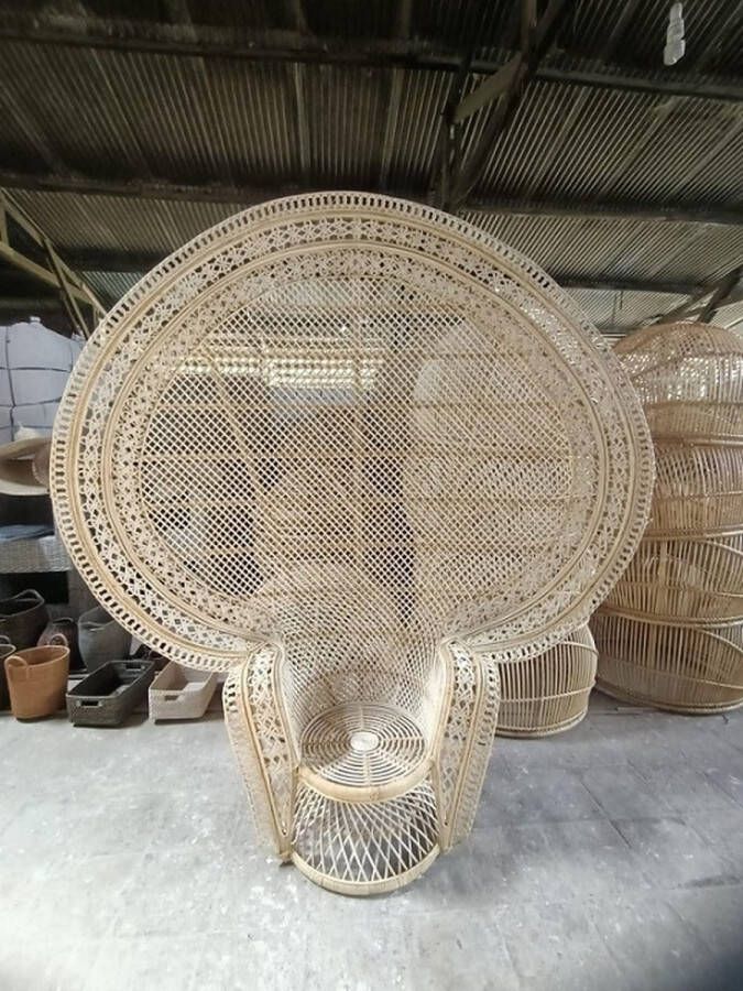 Monocoat Pauw stoel Queen chair XXL stoel bruiloft feesten leuk voor verhuur interieur stoel