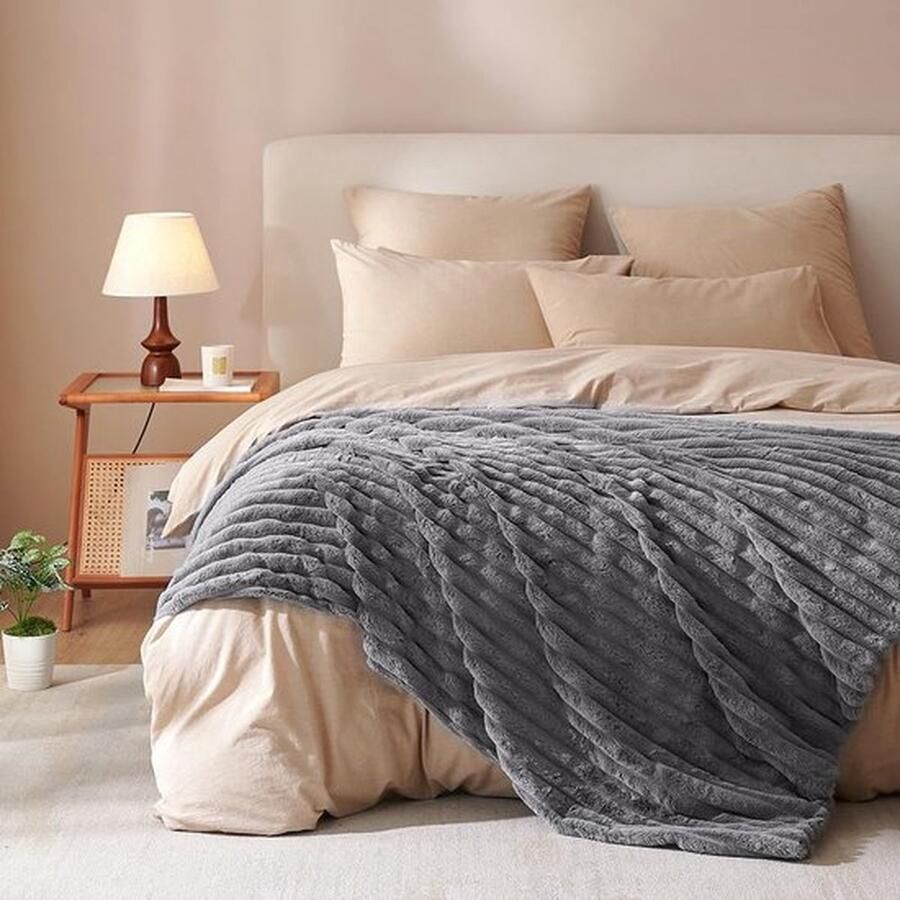Mrs. Jones Luxe Fleece Woondeken Donkergrijs Gestreept 220 x 240cm Pluizig en Warm Ideale Winterdeken voor Bed en Bank