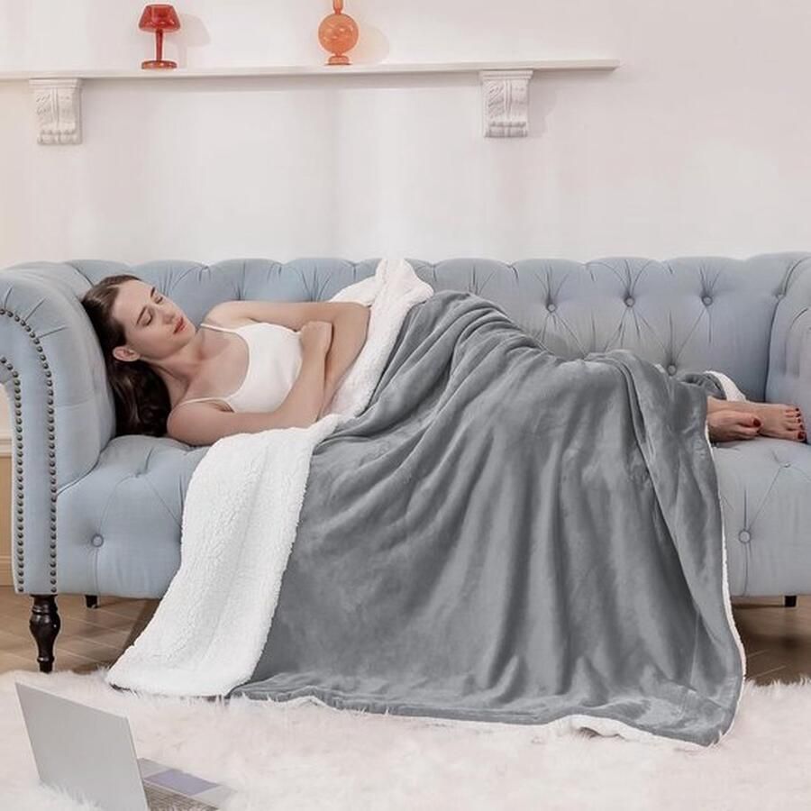 Mrs. Jones Sherpa Knuffeldeken 230 x 270 cm Lichtgrijs Warme Zachte Fleecedeken Fluffy en Dikke Winterdeken voor Bank en Bed Heerlijk Comfortabel en Extra Groot voor Woonkamer