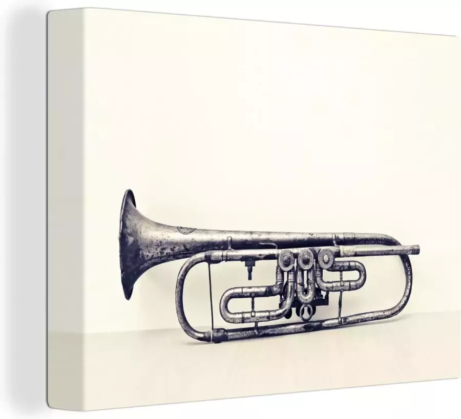 MuchoWow Canvas Schilderij Een oude trompet op een tafel 160x120 cm Wanddecoratie XXL