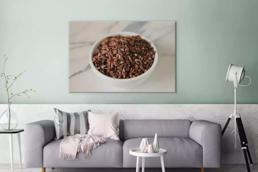 MuchoWow Canvas Schilderij Gemalen cacaobonen in een keramische kop op een marmeren tafel 120x80 cm Wanddecoratie
