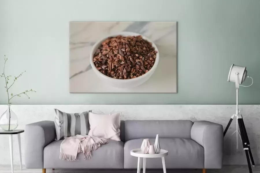 MuchoWow Canvas Schilderij Gemalen cacaobonen in een keramische kop op een marmeren tafel 180x120 cm Wanddecoratie XXL