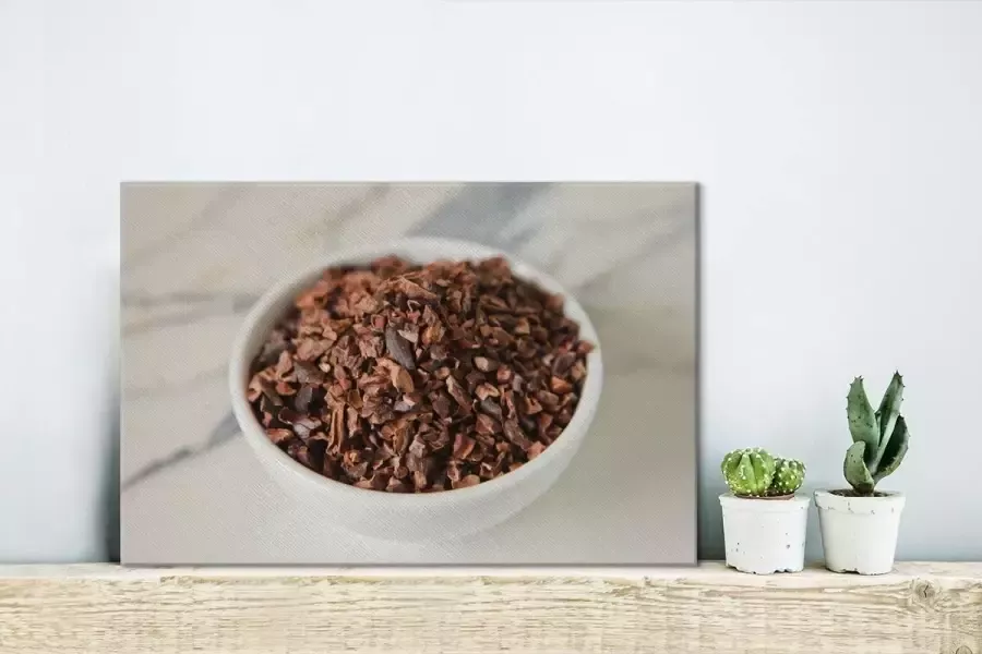 MuchoWow Canvas Schilderij Gemalen cacaobonen in een keramische kop op een marmeren tafel 30x20 cm Wanddecoratie