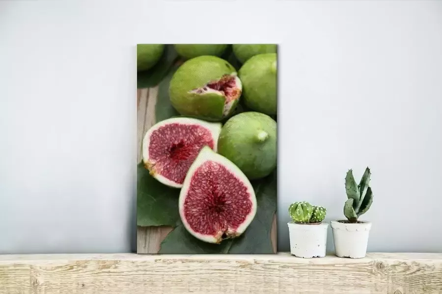 MuchoWow Canvas Schilderij Groene vijgen met rood vruchtvlees op houten tafel 20x30 cm Wanddecoratie