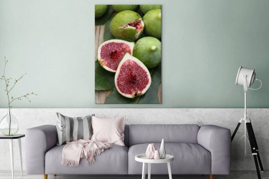 MuchoWow Canvas Schilderij Groene vijgen met rood vruchtvlees op houten tafel 80x120 cm Wanddecoratie