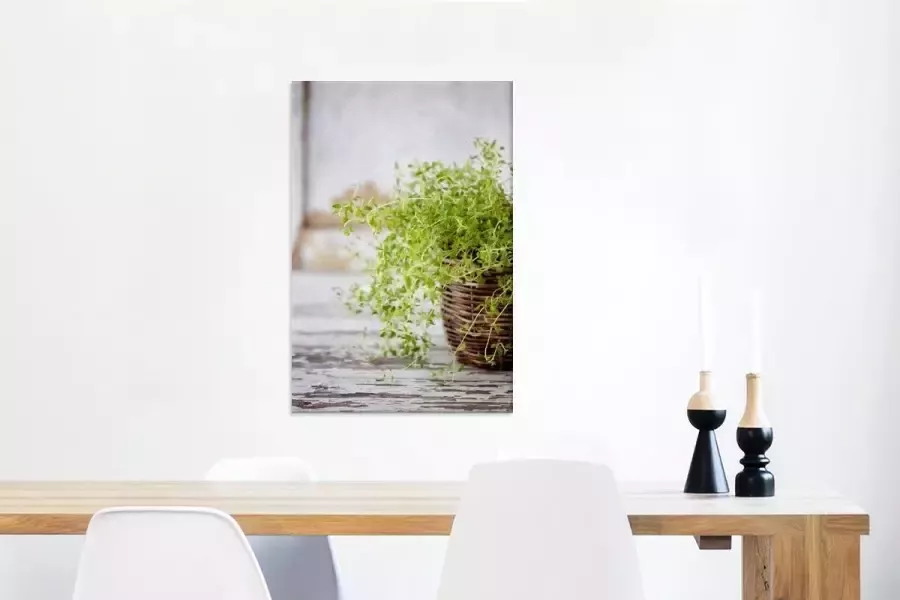 MuchoWow Canvas Schilderij Rieten mand met de lichtgroene tijm planten op een rustieke tafel 40x60 cm Wanddecoratie
