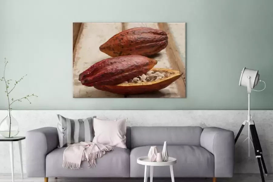 MuchoWow Canvas Schilderij Tropische peulenschil van cacaoboon op houten tafel 120x80 cm Wanddecoratie